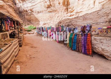 PETRA, GIORDANIA - 23 MARZO 2017: Bancarelle di souvenir nella città antica Petra, Giordania Foto Stock