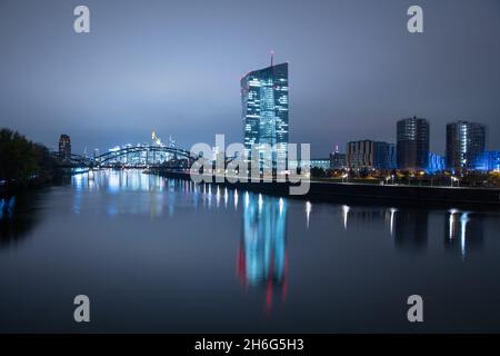 15 novembre 2021, Hessen, Francoforte sul meno: Le luci dello skyline bancario di Francoforte e della BCE brillano di notte. Nel frattempo, le incidenze della corona continuano ad aumentare a livello nazionale. Foto: Boris Roessler/dpa Foto Stock