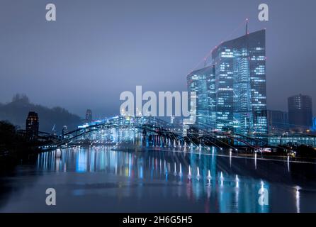 15 novembre 2021, Hessen, Francoforte sul meno: Le luci dello skyline bancario di Francoforte e della BCE brillano di notte (effetto zoom). Nel frattempo, le incidenze della corona continuano ad aumentare a livello nazionale. Foto: Boris Roessler/dpa Foto Stock