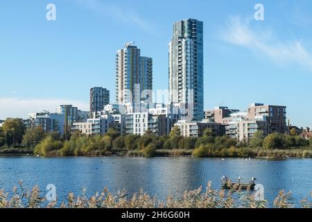 Woodberry Down edifici residenziali moderni e Woodberry Wetlands riserva naturale a Londra Inghilterra Regno Unito Foto Stock