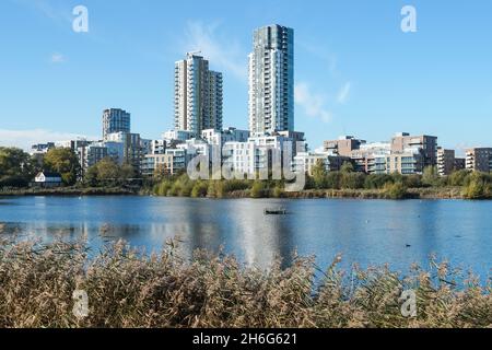 Woodberry Down edifici residenziali moderni e Woodberry Wetlands riserva naturale a Londra Inghilterra Regno Unito Foto Stock