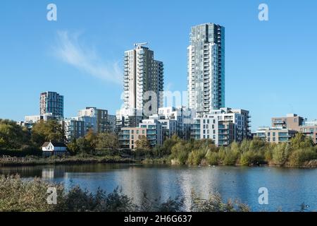 Woodberry Down edifici residenziali moderni e Woodberry Wetlands riserva naturale a Londra Inghilterra Regno Unito Foto Stock