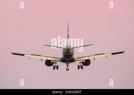 British Airways atterra all'aeroporto London City, Londra Inghilterra Regno Unito Foto Stock