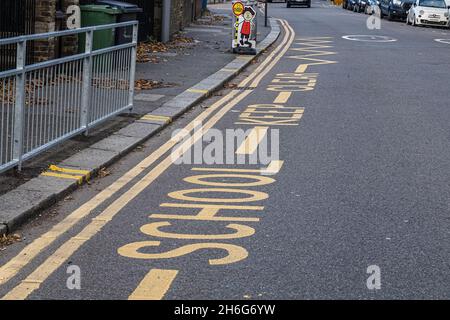 School Keep Clear marcature sulla strada per mantenere lo spazio al di fuori delle scuole libera da veicoli parcheggiati, Londra Inghilterra Regno Unito Foto Stock