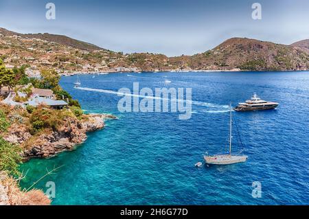 Il panoramico lungomare di Lipari, la più grande delle Isole Eolie del Mar Tirreno al largo della costa settentrionale della Sicilia, nel sud dell'Italia Foto Stock