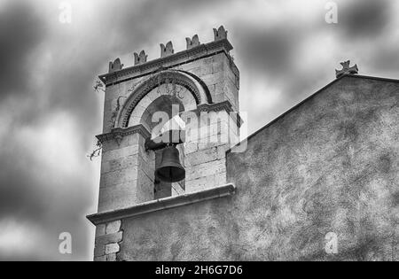 Antica torre campanaria, punto di riferimento iconico situato nella piazza centrale di Taormina, Sicilia, Italia Foto Stock