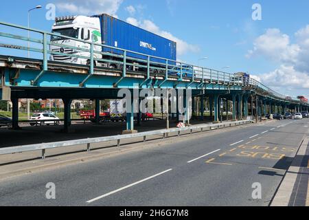 Traffico sulla A13 Alfreds Way flyover, Londra Inghilterra Regno Unito Foto Stock