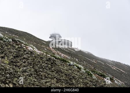 Osservatorio meteorologico sulla vetta di Sniezka nelle montagne giganti in tempo nuvoloso. Confine tra Polonia e Repubblica ceca. Foto Stock