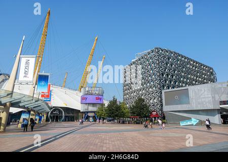 Peninsula Square a North Greenwich con O2 Arena e Ravensbourne University London Building, Londra Inghilterra Regno Unito Foto Stock