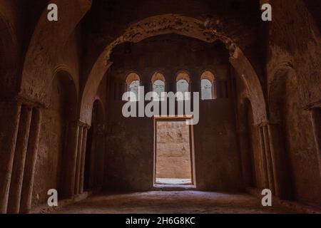 Stanza di Qasr Kharana a volte Arrana, al-Kharanah, Kharaneh, Kharana o Hraneh, castello nel deserto nella Giordania orientale Foto Stock