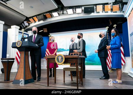 Il presidente degli Stati Uniti Joe Biden presenta osservazioni durante un vertice virtuale delle Nazioni tribali come parte del mese nazionale del patrimonio degli Americani nativi nell'Auditorium di Corte Sud dell'edificio dell'ufficio esecutivo di Eisenhower vicino alla Casa Bianca a Washington, DC lunedì 15 novembre 2021. In piedi dietro il presidente, da sinistra a destra: Prima signora Dr. Jill Biden, Segretario degli Stati Uniti per la sicurezza interna Alejandro Mayorkas, Segretario degli Stati Uniti per la Salute e i servizi umani Xavier Becerra, Procuratore Generale degli Stati Uniti Merrick Garland, e Segretario degli Stati Uniti per l'interno Deb Haaland. Credit: Sarah Silbiger/Pool via Foto Stock