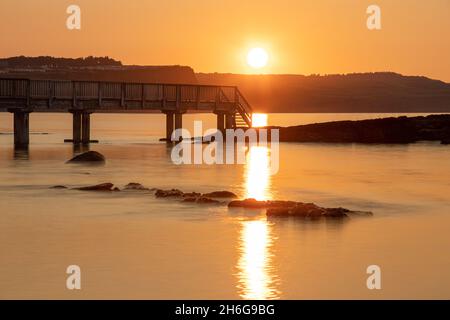 Tramonto spettacolare a Ballycastle Beach, County Antrim, Irlanda del Nord Foto Stock