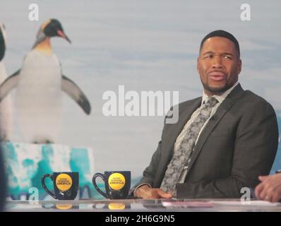 NEW YORK, NY- NOVEMBRE 15. Michael Strahan visto sul set di buona mattina America a New York City il 15 novembre 2021. Credito: RW/MediaPunch Foto Stock