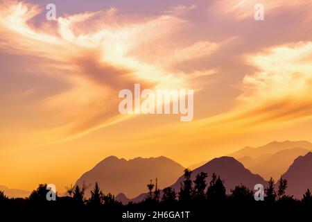 Vista panoramica del tramonto di Antalya di colore giallo Foto Stock