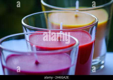 Tre nuove candele aromatiche colorate in vetro Foto Stock