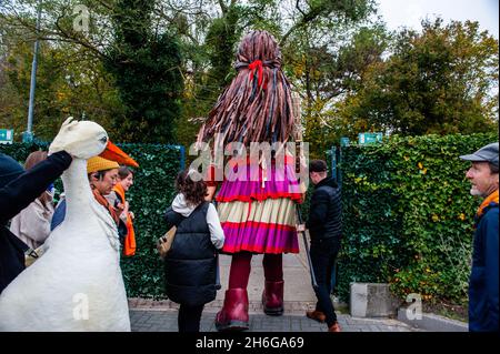 Little Amal è visto lasciare il parco in miniatura.amare, un nuovo centro culturale nel centro dell'Aia ha organizzato come parte del suo 'Open Festival', la visita del gigante burattino 'Little Amal', una bambina siriana di nove anni e oltre 11 piedi di altezza al parco in miniatura, Madurodam. È invitata a partecipare al Festival come ospite speciale della città per attirare l'attenzione in tutta Europa sulla situazione dei giovani rifugiati fuggiti dalla Siria. Amal è stata ricevuta fuori dal parco da un gruppo di bambini, dopo di che ha potuto camminare intorno alle repliche di modello in scala 1:25 dei famosi punti di riferimento olandesi, a Foto Stock