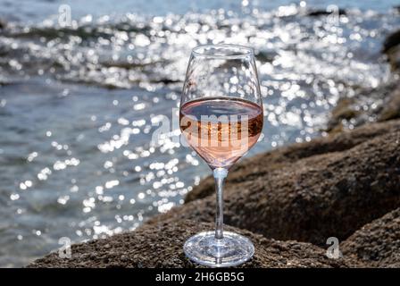 Estate in Provenza, bicchiere di vino rosato freddo sulla spiaggia di sabbia vicino a Saint-Tropez in giornata di sole, dipartimento del Var, Francia Foto Stock