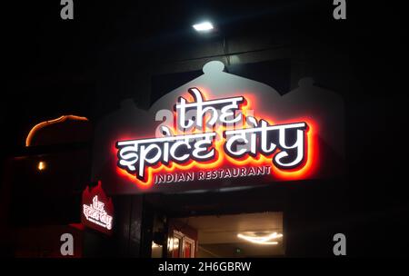 Il cartello Space City Indian Restaurant di notte nel centro di Liverpool Foto Stock