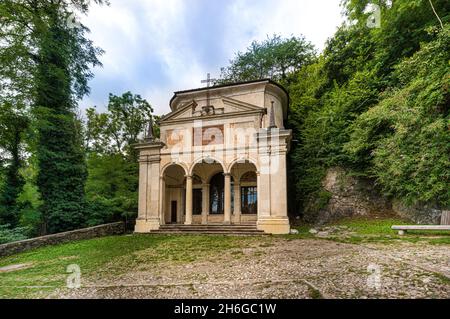 Gesù è crocifisso. Decima cappella in pellegrinaggio al Santuario di Santa Maria del Monte sul Sacro Monte di Varese Italia, Lombardia Foto Stock