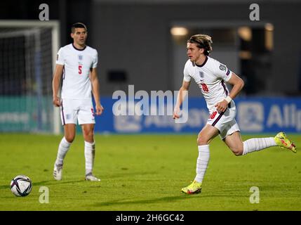 Conor Gallagher (a destra) in azione durante la partita di qualificazione della Coppa del mondo FIFA allo stadio San Marino di Serravalle. Data foto: Lunedì 15 novembre 2021. Foto Stock