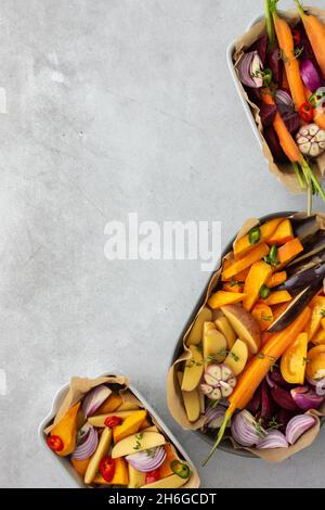 Verdure fresche tritate cucinate al forno in vari piatti di ceramica, vista dall'alto Foto Stock