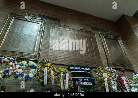 New York, Stati Uniti. 15 Nov 2021. Fiori di diverse organizzazioni NYPD visti al Memorial Wall durante la cerimonia commemorativa presso una piazza di polizia a New York il 15 novembre 2021. I nomi di 28 membri di NYPD sono stati aggiunti al muro commemorativo dopo che sono morti di 911 ilness di tragedia correlati. (Foto di Lev Radin/Sipa USA) Credit: Sipa USA/Alamy Live News Foto Stock