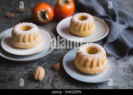 Mini Kaki e noci farcite con zucchero a velo Foto Stock