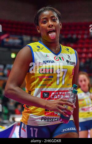 Cuneo, Italia. 14 novembre 2021. Miriam Sylla (Imoco Conegliano) durante la Bosca S.Bernardo Cuneo vs Imoco Volley Conegliano, Pallavolo Serie Italiana A1 Donne Match a Cuneo, Italia, Novembre 14 2021 Credit: Agenzia fotografica indipendente/Alamy Live News Foto Stock