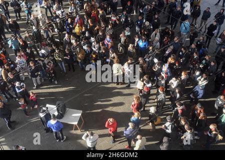 Marsiglia, Francia. 14 novembre 2021. I manifestanti hanno visto ascoltare i discorsi durante la dimostrazione. Più di 300 persone si sono riunite all'ombra del Porto Vecchio per rendere omaggio a Souheil El Khalfaoui e per chiedere giustizia a questo giovane di 19 anni ucciso dalla sparatoria di un poliziotto durante un controllo stradale nel distretto della Belle de mai a Marsiglia. (Foto di Gerard Bottino/SOPA Images/Sipa USA) Credit: Sipa USA/Alamy Live News Foto Stock