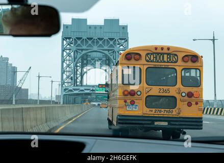 Bus scolastico che attraversa il ponte di Triborough a New York Foto Stock