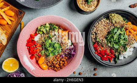 Una ciotola sana, hummus e antipasti.buono per l'immagine del menu. Foto Stock