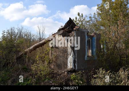 Una casa rovinata a causa di abbattimento mortaio è visto in Verkhnotoretske Village.Verkhnotoretske è un insediamento ucraino di tipo urbano situato sulla prima linea nel distretto di Yasynuvata in Donetsk oblast dell'Ucraina orientale. Durante la guerra di Donbas, iniziata a metà aprile 2014, la linea di separazione tra le parti in guerra è stata situata nelle vicinanze dell'insediamento. Il villaggio era una zona grigia fino alla fine del 2017. Oggi Verkhnotoretske è un territorio ucraino. Il conflitto ha provocato vittime civili e militari. (Foto di Andriy Andriyenko/SOPA Images/Sipa USA) Foto Stock