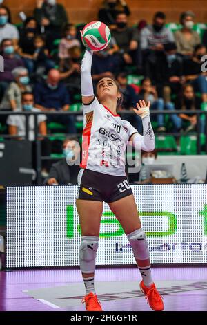 Cuneo, Italia. 14 novembre 2021. Gay Alice (Bosca Cuneo) durante Bosca S.Bernardo Cuneo vs Imoco Volley Conegliano, Pallavolo Serie Italiana A1 incontro delle Donne a Cuneo, Italia, Novembre 14 2021 Credit: Independent Photo Agency/Alamy Live News Foto Stock