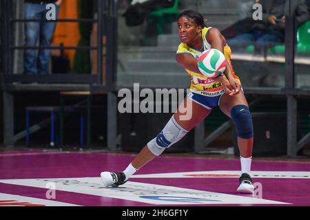 Cuneo, Italia. 14 novembre 2021. Miriam Sylla (Imoco Conegliano) durante la Bosca S.Bernardo Cuneo vs Imoco Volley Conegliano, Pallavolo Serie Italiana A1 Donne Match a Cuneo, Italia, Novembre 14 2021 Credit: Agenzia fotografica indipendente/Alamy Live News Foto Stock