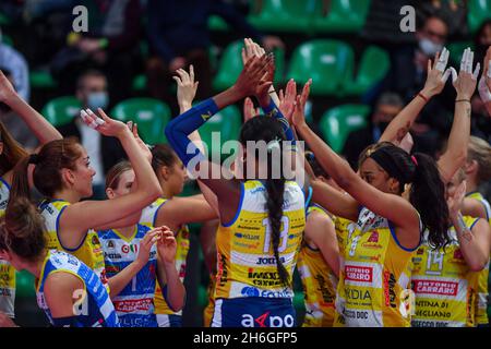 Cuneo, Italia. 14 novembre 2021. Team Imoco Conegliano, durante Bosca S.Bernardo Cuneo vs Imoco Volley Conegliano, Pallavolo Serie Italiana A1 Women Match a Cuneo, Italia, Novembre 14 2021 Credit: Independent Photo Agency/Alamy Live News Foto Stock