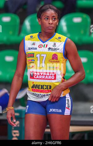 Cuneo, Italia. 14 novembre 2021. Miriam Sylla (Imoco Conegliano) durante la Bosca S.Bernardo Cuneo vs Imoco Volley Conegliano, Pallavolo Serie Italiana A1 Donne Match a Cuneo, Italia, Novembre 14 2021 Credit: Agenzia fotografica indipendente/Alamy Live News Foto Stock