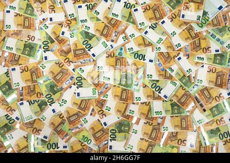 Banconote in euro, 50, 100 distribuite in grandi dimensioni, ideali come sfondo. Foto Stock