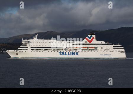 La signora Romantika, una nave da crociera di classe Romantika gestita dalla compagnia di traghetti estone Tallink, passando per Gourock sul Firth di Clyde. La nave era temporaneamente basata a Glasgow, e utilizzata come alloggio per le persone che hanno partecipato alla conferenza COP26 sul cambiamento climatico tenutasi in città. Foto Stock