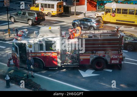 I membri della FDNY Ladder 12 e del motore 1 rispondono ad una scatola a Chelsea a New York lunedì 1 novembre 2021. Oggi è il primo giorno del mandato vaccinale della città che richiede che tutti i lavoratori cittadini siano vaccinati o rimettano in ferie non retribuite. (© Richard B. Levine) Foto Stock