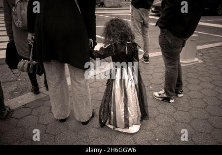 Halloween partecipante alla Sesta Avenue a Chelsea a New York Domenica 31 Ottobre 2021. (© Richard B. Levine) Foto Stock