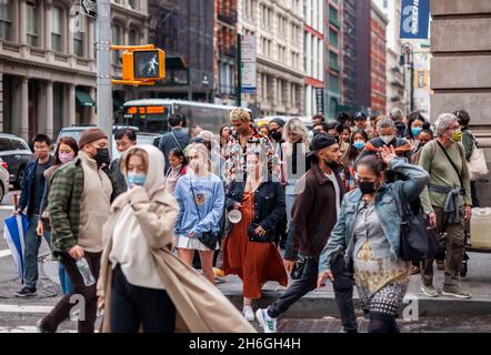 Folle di acquirenti e turisti a Soho a New York sabato 30 ottobre 2021. (© Richard B. Levine) Foto Stock