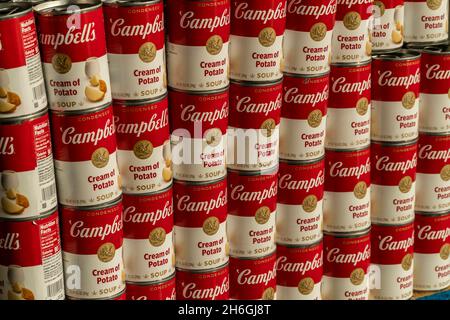 Una mostra di CampbellÕs Crema di lattine di zuppa di patate a New York Domenica 7 novembre 2021. (© Richard B. Levine) Foto Stock