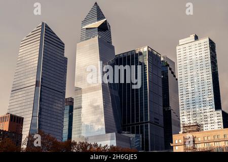 10 Hudson Yards, a sinistra, 30 Hudson Yards, centro e altri cantieri di Hudson Yards a New York sabato 13 novembre 2021. (© Richard B. Levine) Foto Stock