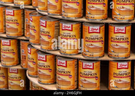Una mostra di LibbyÕs Pumpkin lattine a New York Domenica 7 novembre 2021. (© Richard B. Levine) Foto Stock