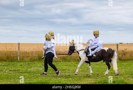 Spettacolo estivo di cavalli: Un bambino che indossa una corona su un pony in un concorso di abbigliamento elegante, East Lothian, Scozia, Regno Unito Foto Stock