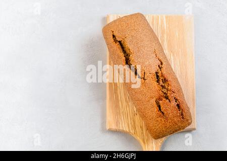 Vista dall'alto del pane di pasta fresca appena sfornato su sfondo neutro con spazio copia Foto Stock