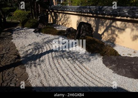 Okusuitei Teahouse Garden - per cercare la virtù attraverso il tè, voglio essere come acqua corrente. La virtù del distretto di Tokumaru, dove la ruota d'acqua p Foto Stock