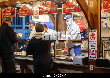 Berlino, Germania. 15 Nov 2021. La gente acquista cibo in uno snack bar a Berlino, in Germania, il 15 novembre 2021. A causa del rapido aumento dei nuovi casi COVID-19, lunedì Berlino ha iniziato a rafforzare le misure COVID-19. Il tasso di incidenza di sette giorni della Germania ha raggiunto un nuovo picco storico e ha raggiunto 303.0 per 100,000 abitanti, il Robert Koch Institute (RKI) per le malattie infettive annunciato lunedì. Credit: Shan Yuqi/Xinhua/Alamy Live News Foto Stock