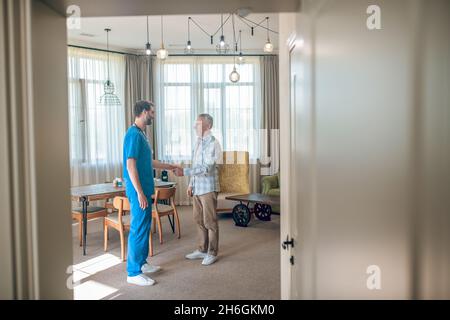 Paziente felice ringraziando il medico per il trattamento Foto Stock