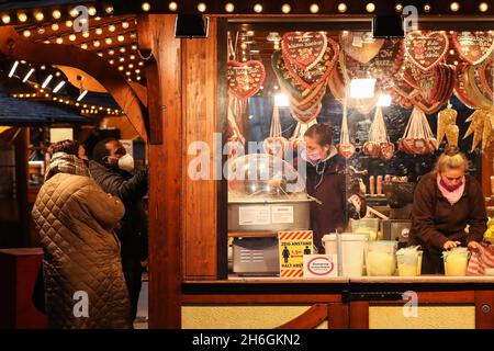 Berlino, Germania. 15 Nov 2021. Il 15 novembre 2021 un dolciario di un negozio di dolci produce caramelle in cotone in un mercato di Berlino, Germania. A causa del rapido aumento dei nuovi casi COVID-19, lunedì Berlino ha iniziato a rafforzare le misure COVID-19. Il tasso di incidenza di sette giorni della Germania ha raggiunto un nuovo picco storico e ha raggiunto 303.0 per 100,000 abitanti, il Robert Koch Institute (RKI) per le malattie infettive annunciato lunedì. Credit: Shan Yuqi/Xinhua/Alamy Live News Foto Stock